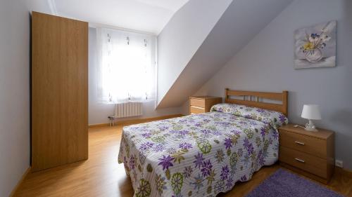1 dormitorio con cama y ventana en Apartamento Loli 4, en Viveiro