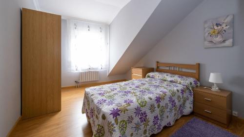 A bed or beds in a room at Apartamento Loli 4