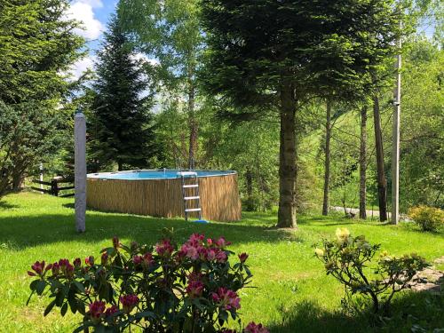 a garden with a pool and a wooden fence at Садиба Ванда in Oryavchyk