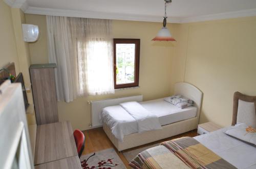 a small bedroom with two beds and a window at Konaklar Apart Premium in Trabzon
