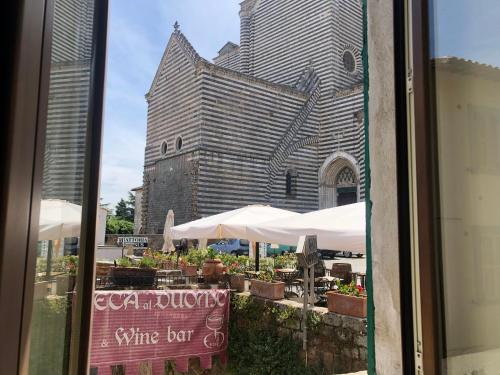 a window view of a building with a wine bar at La Dimora alle Scalette in Orvieto