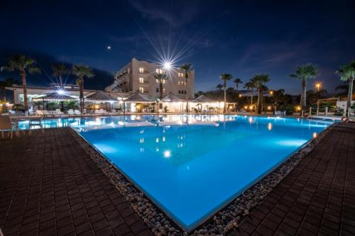Бассейн в Hotel Baia D'oro или поблизости