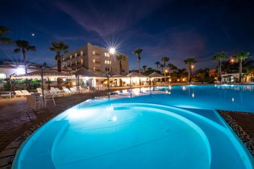 Бассейн в Hotel Baia D'oro или поблизости
