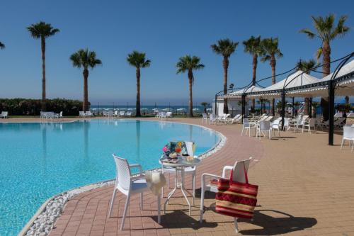 Бассейн в Hotel Baia D'oro или поблизости