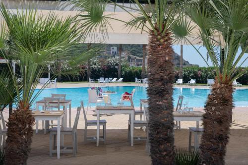 Бассейн в Hotel Baia D'oro или поблизости