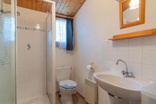 y baño con lavabo, aseo y ducha. en Maison tout confort en front de plage a Noirmoutier en l ile, en Noirmoutier-en-l'Île