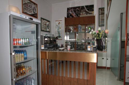 bar w kuchni z lodówką w obiekcie Hotel Villa Arlotti w Rimini