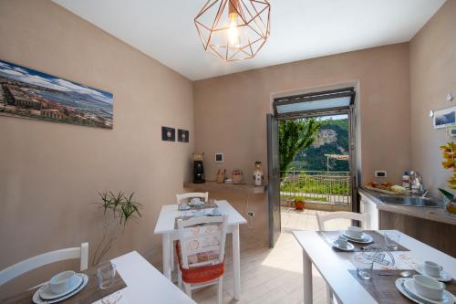 a kitchen and dining room with a table and chairs at B&B Casanova in Agerola