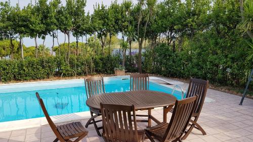 una mesa y sillas junto a una piscina en Sinilù B&B en Silvi Paese
