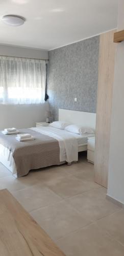 a bedroom with two beds and a window at AVR Airport Deluxe Suites 6 AIRPORT FREE SHUTLE in Markopoulo