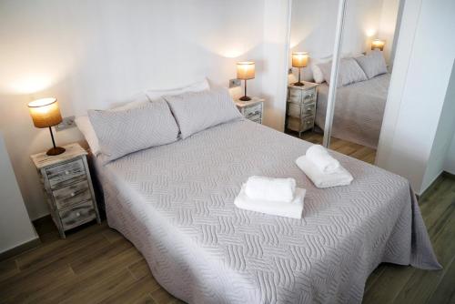Ένα ή περισσότερα κρεβάτια σε δωμάτιο στο Neenies Nerja - Carabeo Luxury Apartment