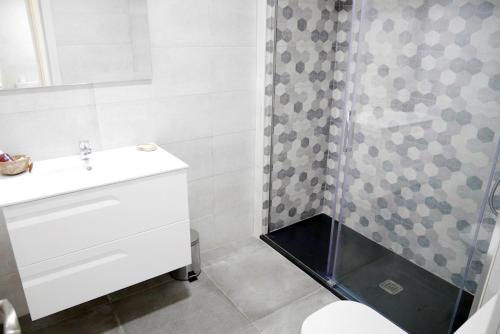 W łazience znajduje się prysznic, umywalka i toaleta. w obiekcie Neenies Nerja - Carabeo Luxury Apartment w mieście Nerja