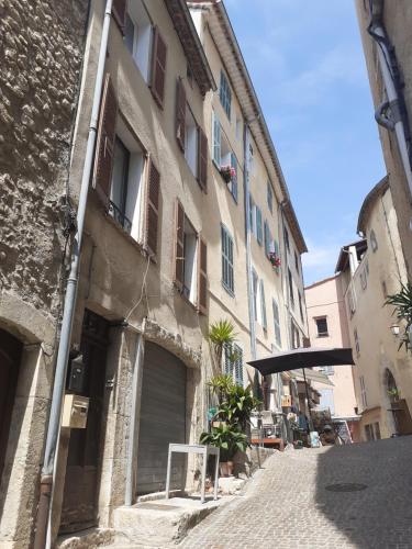 an alley in a city with a building at Lou calado in Fayence