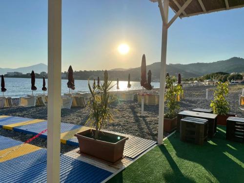 a view of a beach with tables and umbrellas at Sansi´s Sapri Camere in Sapri