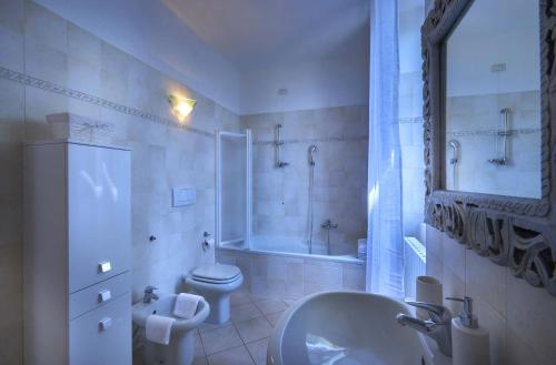 Vonios kambarys apgyvendinimo įstaigoje Varenna Perfect Place 2 Suites