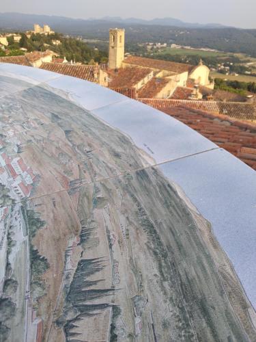 an aerial view of a city on top of a roof at Lou calado in Fayence