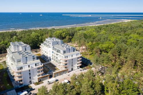 an aerial view of a building next to the beach at Apartamenty ApartPark - visitopl in Świnoujście