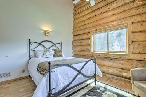 Tempat tidur dalam kamar di Spacious Mountain Retreat with Deck Hike and Explore!