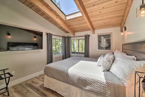 Posteľ alebo postele v izbe v ubytovaní Luxe Reno Chalet with Mountain View 3 Mi to Skiing!