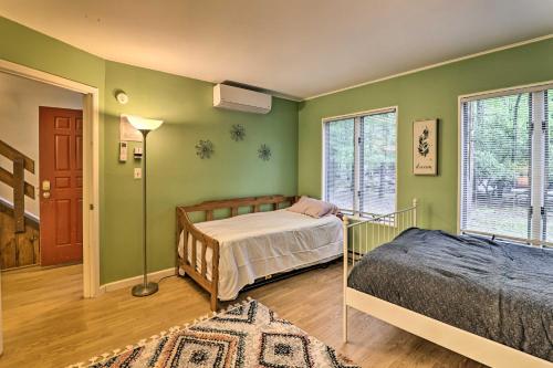 - une chambre avec des murs verts, un lit et une fenêtre dans l'établissement Contemporary Poconos Townhome Near Skiing and Lakes!, à Lake Harmony