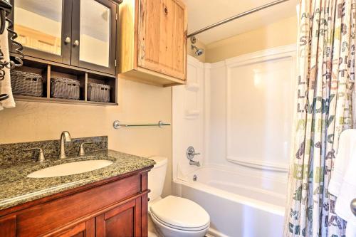 ein Badezimmer mit Waschbecken, Toilette und Badewanne in der Unterkunft Keystone Mountain Getaway Walk to Ski Lifts in Keystone