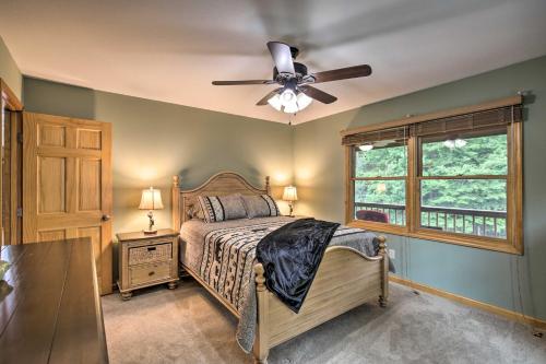 En eller flere senge i et værelse på Beautiful Smoky Mountain Chalet with Game Room!