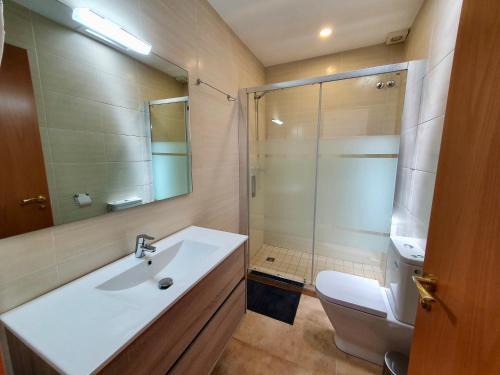 een badkamer met een wastafel, een douche en een toilet bij Cal Tut in Borredá