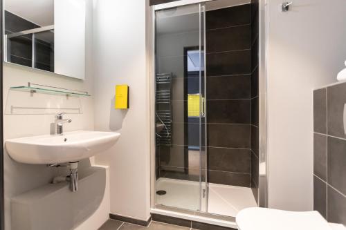 Kylpyhuone majoituspaikassa Staycity Aparthotels Bordeaux City Centre