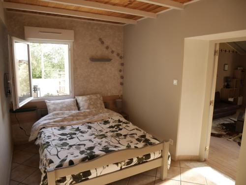 sypialnia z łóżkiem i oknem w obiekcie Gite De Lasbareilles w mieście Narcastet