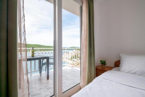 Postel nebo postele na pokoji v ubytování Apartments Njavro Neum