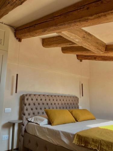Ένα ή περισσότερα κρεβάτια σε δωμάτιο στο Palazzetto Dieda