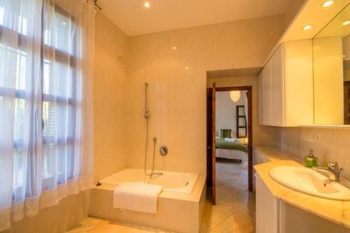 Bilik mandi di White House Tarifa