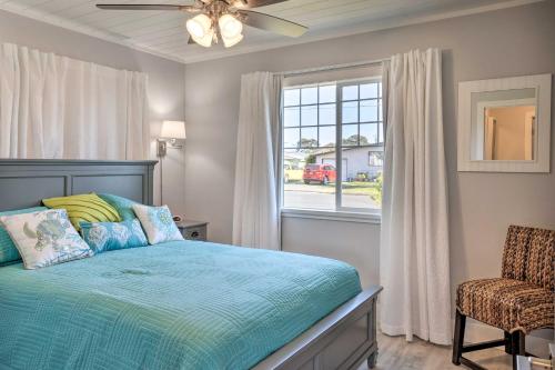 Postel nebo postele na pokoji v ubytování Coastal Getaway by Pebble Beach and Redwoods!