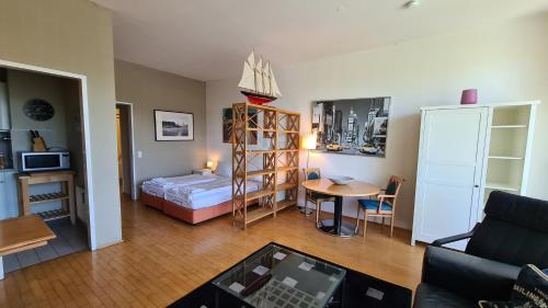 salon z pokojem z łóżkiem i stołem w obiekcie TopDomizil Apartments Berlin Mitte w Berlinie