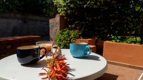two coffee mugs sitting on top of a table at La Casa di Elisabetta in Agrustos
