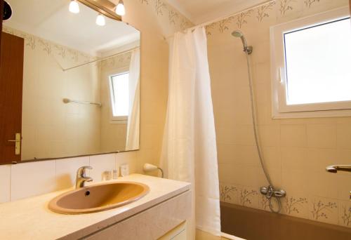 a bathroom with a sink and a shower at Gran Apartamento en Puerto in Port de Pollensa