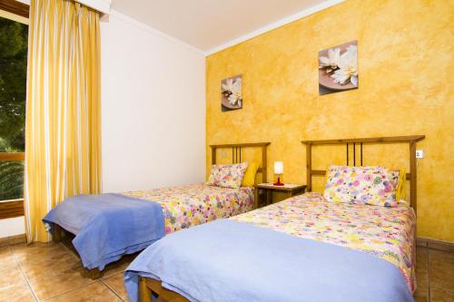 1 dormitorio con 2 camas y ventana en Gran Apartamento en Puerto, en Puerto Pollensa