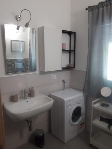a bathroom with a washing machine and a sink at Dolce Brezza in Montesilvano