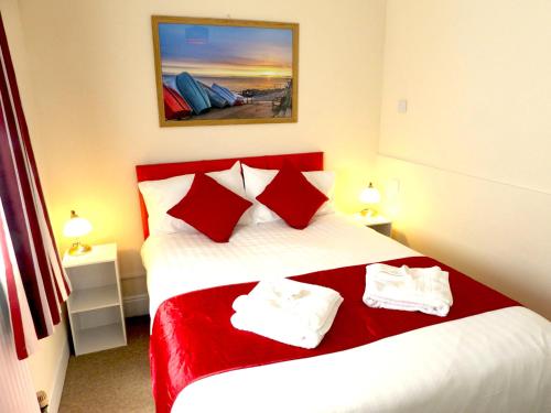 מיטה או מיטות בחדר ב-Pink Beach Holiday Apartments
