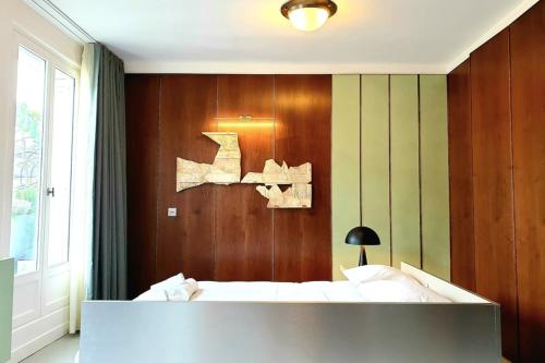 パリにあるBright & Modern Studio With Great Sun Exposureのベッドルーム1室(ベッド1台、大きな窓付)