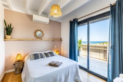 翁德雷的住宿－Villa Oceana vue exceptionnelle sur l'océan, haut standing, front de mer.，一间卧室设有一张床和一个大窗户