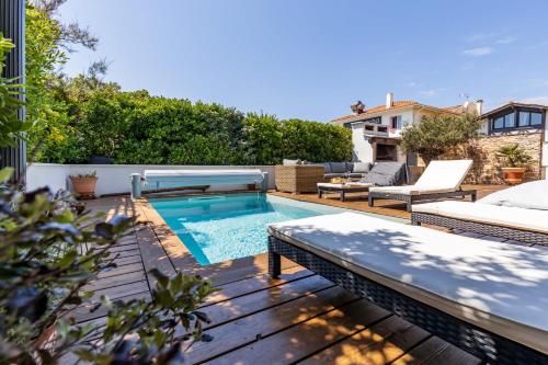 Kolam renang di atau dekat dengan Villa Oceana vue exceptionnelle sur l'océan, haut standing, front de mer.