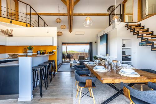 Dapur atau dapur kecil di Villa Oceana vue exceptionnelle sur l'océan, haut standing, front de mer.