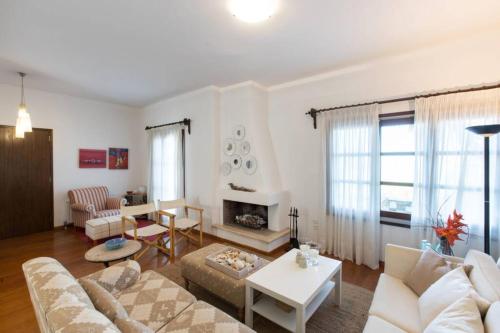Гостиная зона в Aegean's Whispery Seafront Villa