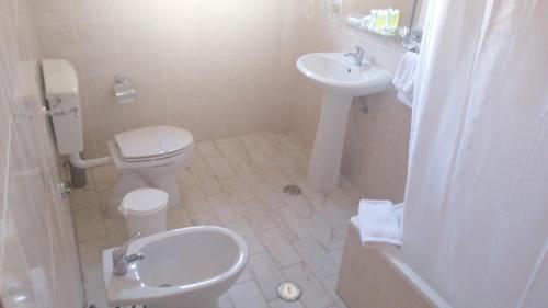 a bathroom with a toilet and a sink at Hotel Excelsior in Lisbon