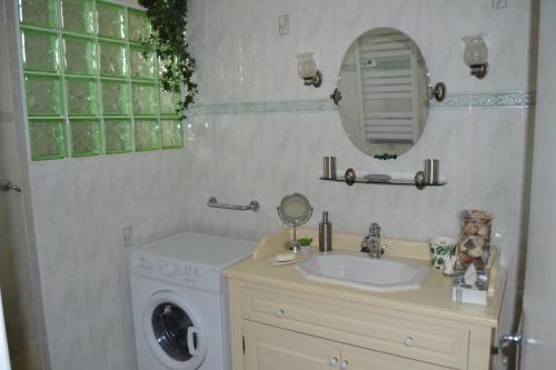 La salle de bains est pourvue d'un lavabo et d'un lave-linge. dans l'établissement Pavillon de Lubéron, à Lauris
