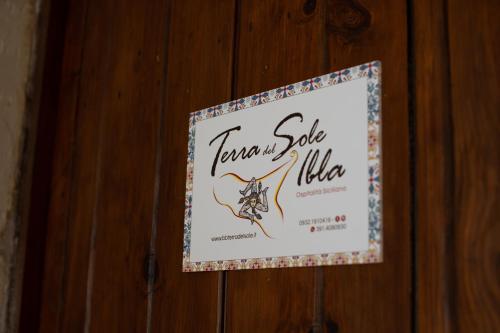 a sign on a wooden wall with a wedding invitation at Bed and Breakfast Terra del Sole Ibla in Ragusa