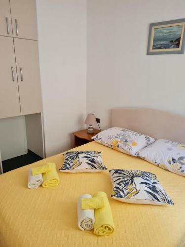 two twin beds with towels on top of them at Apartments Hana in Goveđari