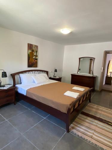 ein Schlafzimmer mit einem großen Bett und einem Spiegel in der Unterkunft Mama'sEvdokia Apartment in Rhodos (Stadt)
