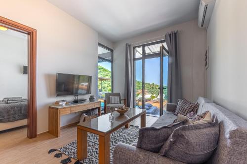 TV a/nebo společenská místnost v ubytování Skiathos Gea Villas